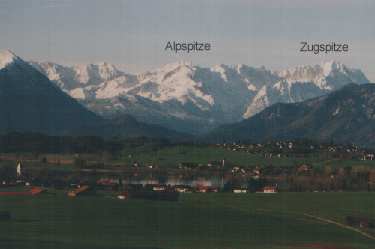 Blick von der Aidlinger Hhe auf Riegsee im Hintergrund Zugspitze und Alpspitze